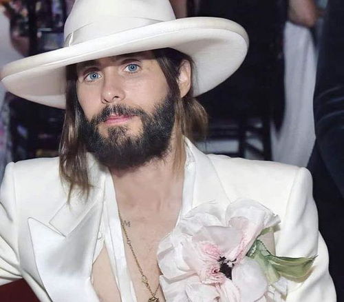 伊能靜18歲兒子穿粉紗少女裝 扮桃花妝太美,比金星當(dāng)年還嬌嫩