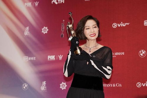 61歲毛舜荺笑容好燦爛,黑紗裙配斑馬手套時(shí)尚俏皮,側(cè)掖發(fā)好美